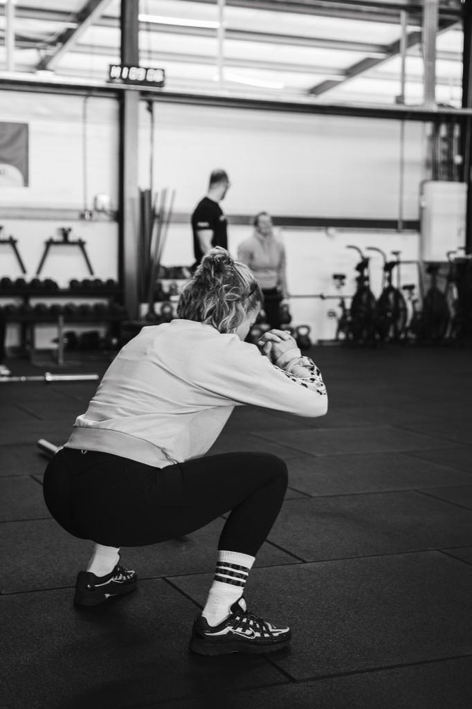 Deelnemer tijdens een squat in de groepsles bij STARK! Hardenberg