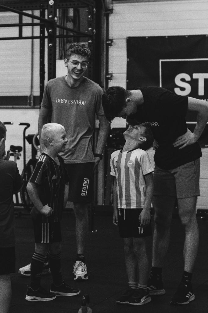 Twee coaches in gesprek met kinderen bij STARK! Hardenberg