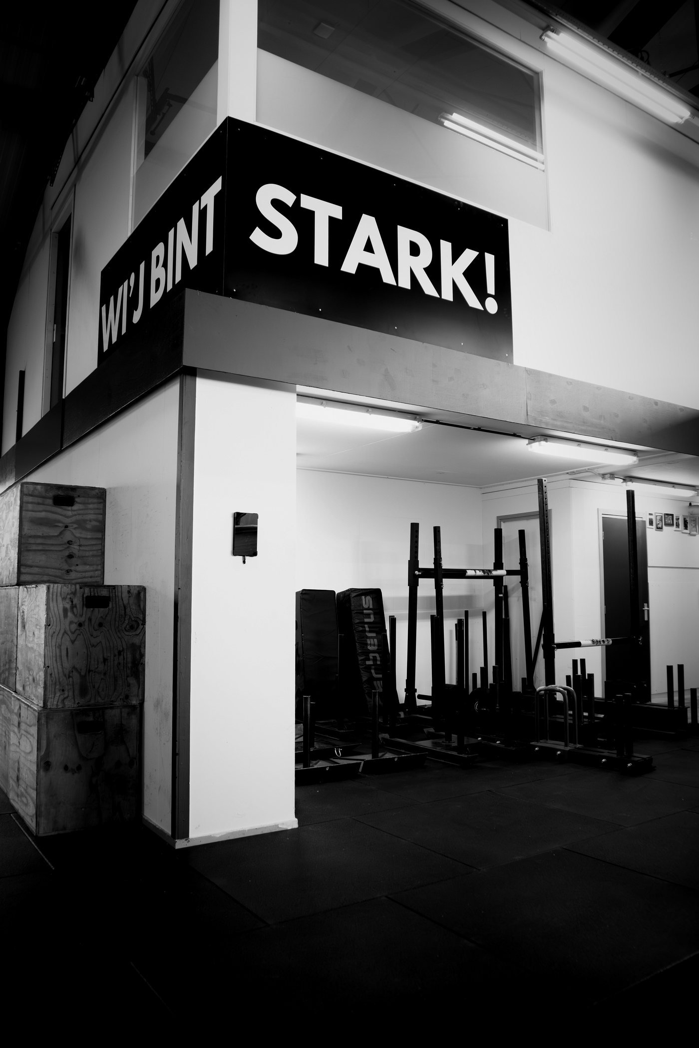 De zaal van STARK! Hardenberg met het bord "Wi’j bint STARK!" boven de sleds